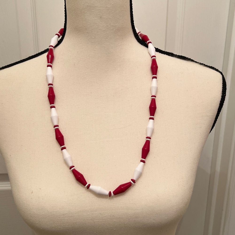 Avon vintage red & white beads necklace.